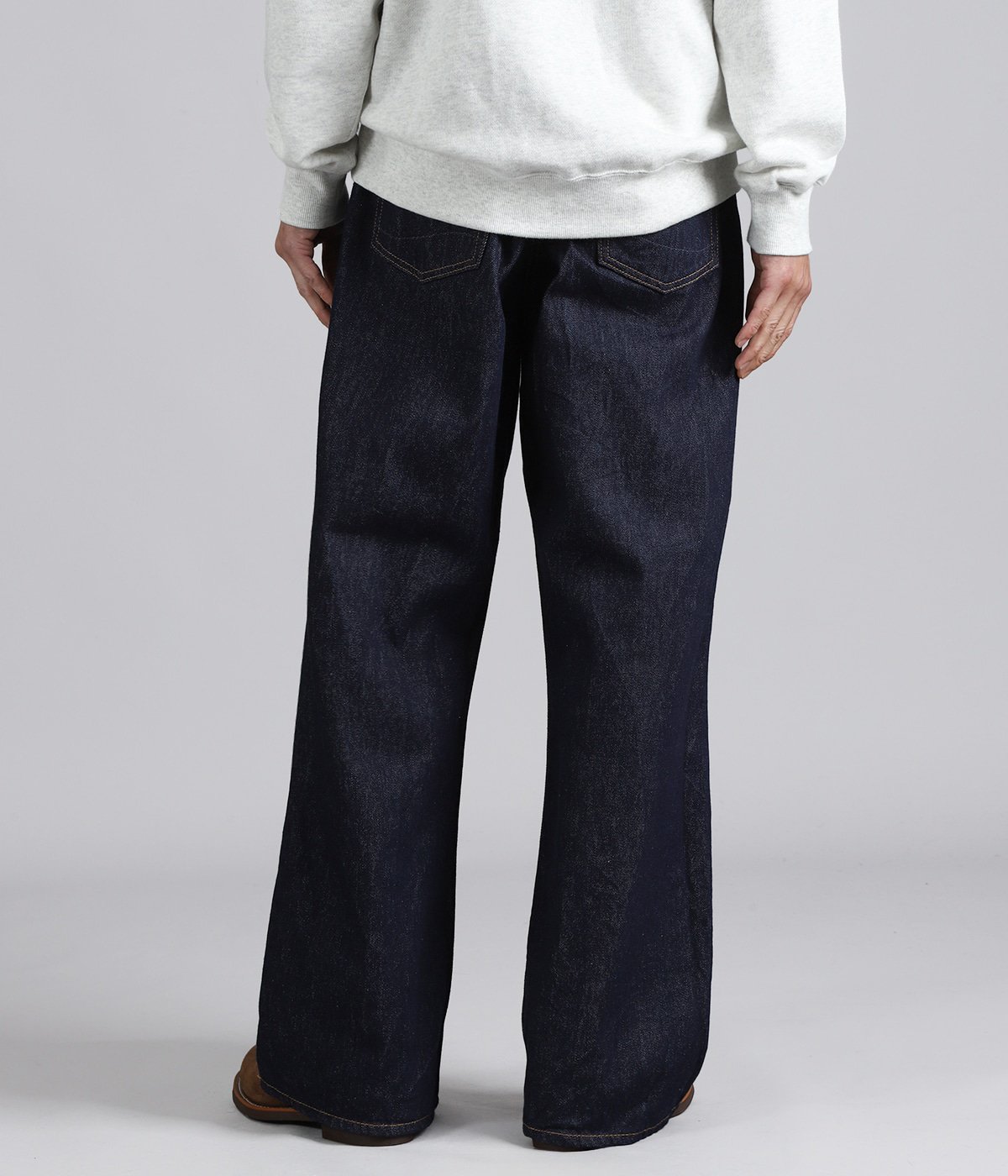 model(175cm / 60kg)B85 W75 H92 着用サイズ：2(M)