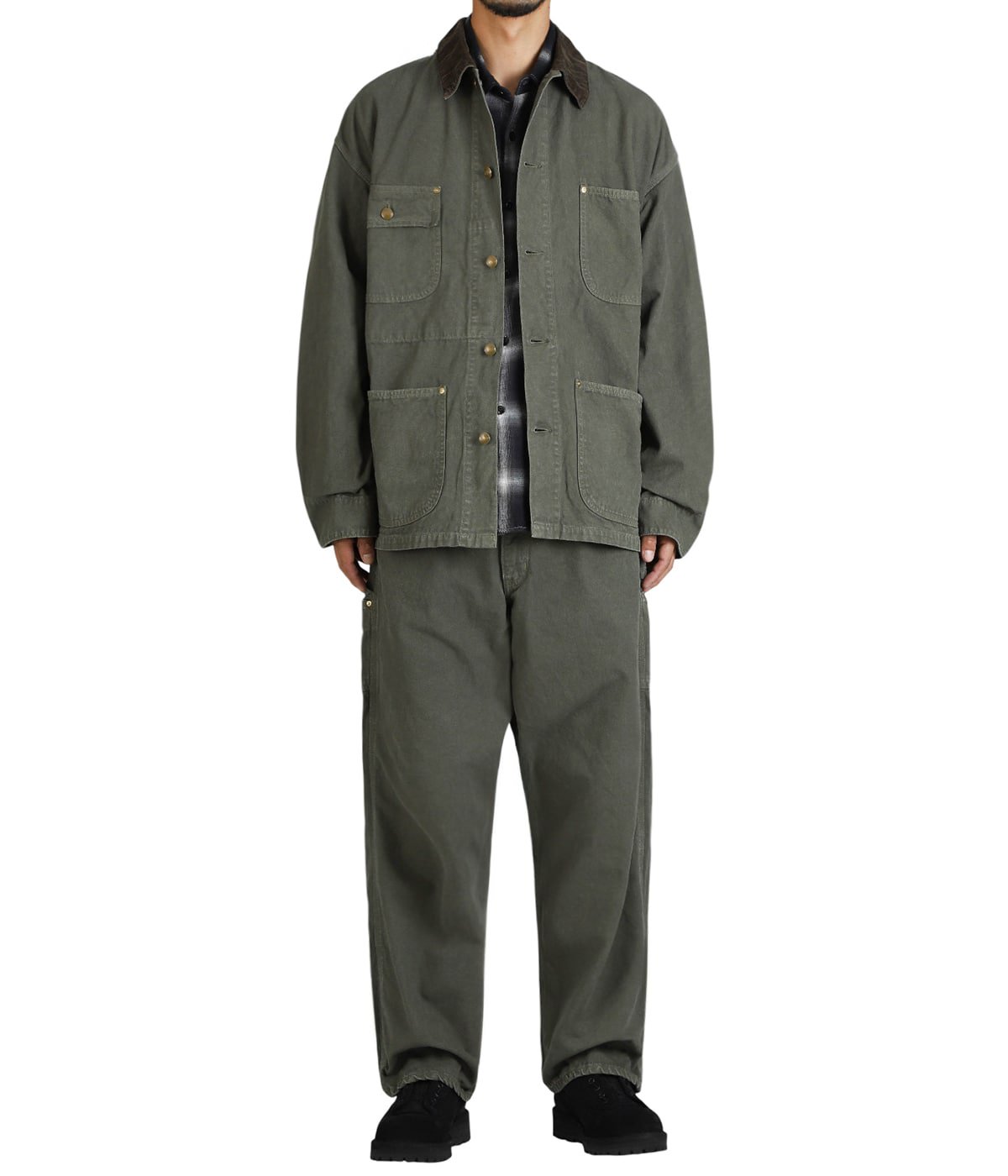 JACKET：RELAX FIT OXFORD COVERALL を着用