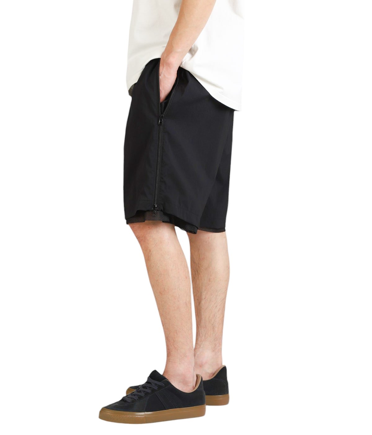 model（175cm / 60kg）B85 W75 H92 着用サイズ：L