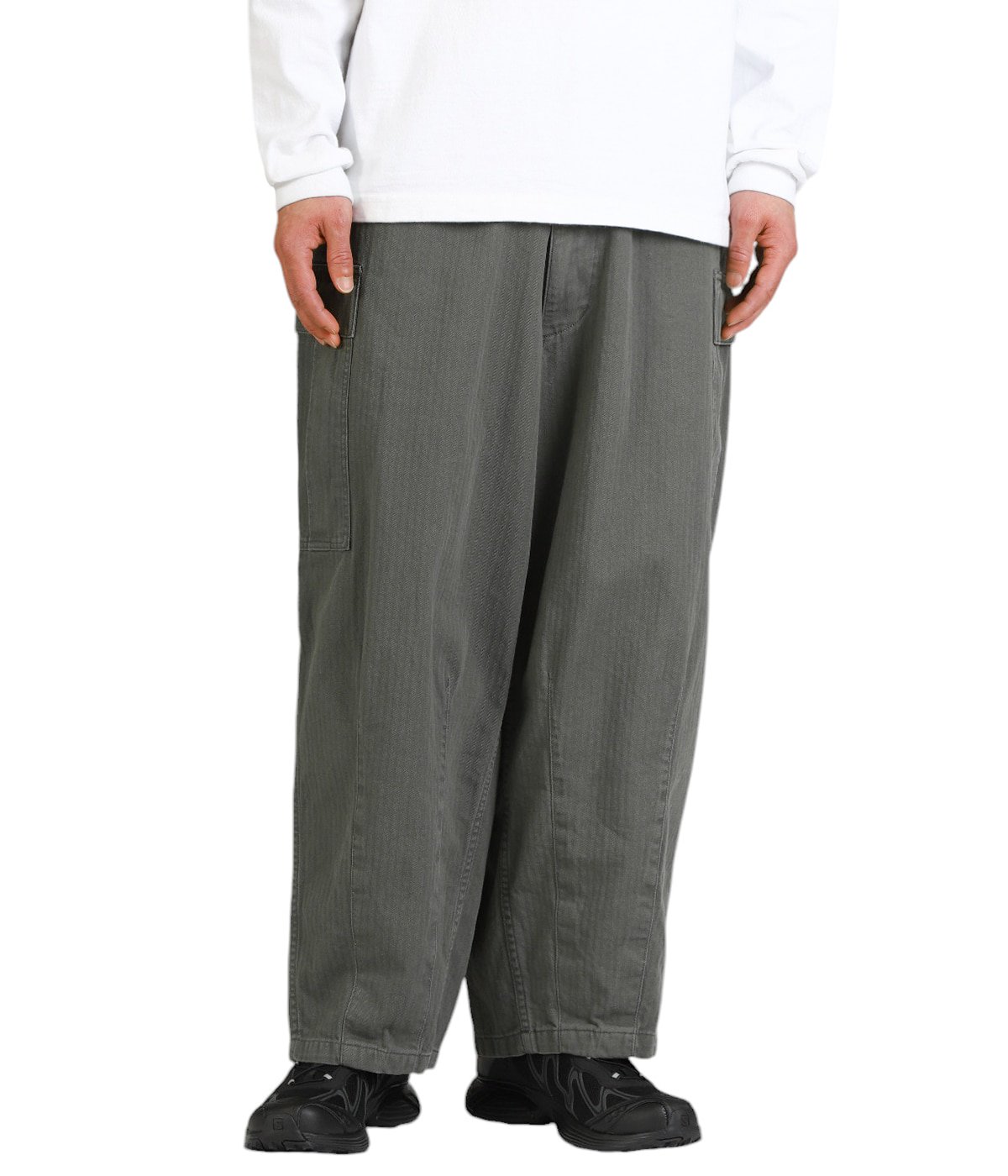 model(175cm / 60kg)B85 W75 H92 着用サイズ：M(46)