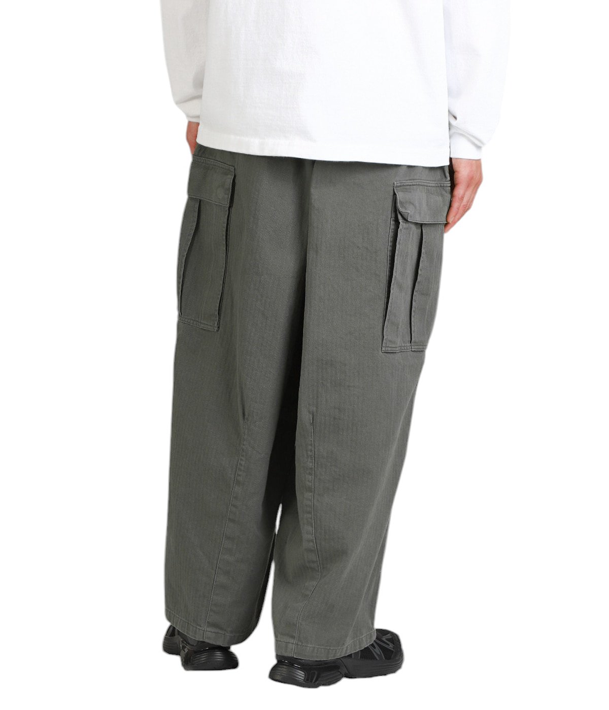 model(175cm / 60kg)B85 W75 H92 着用サイズ：M(46)