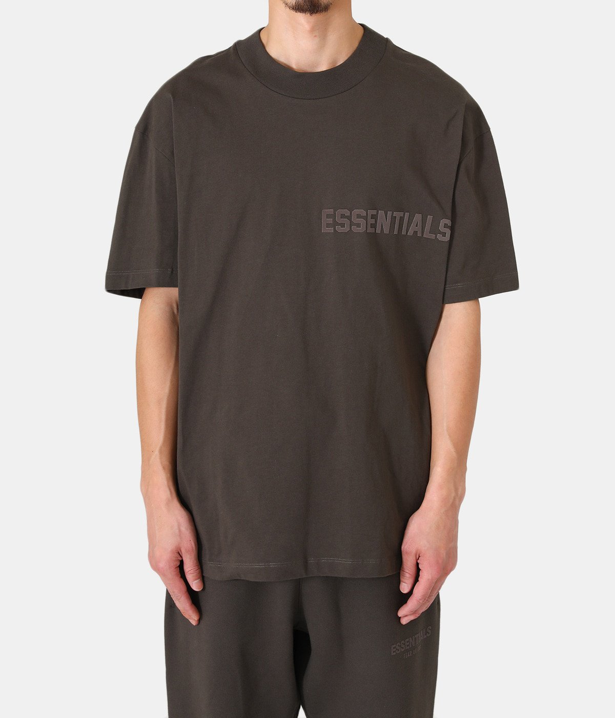 FEAR OF GOD ESSENTIALS 2023SS SS Tee Off Black エッセンシャルズ ショートスリーブTシャツ オフブラック 半袖カットソー シリコンロゴ オリーブブラック サイズXL【230324】【新古品】【me04】