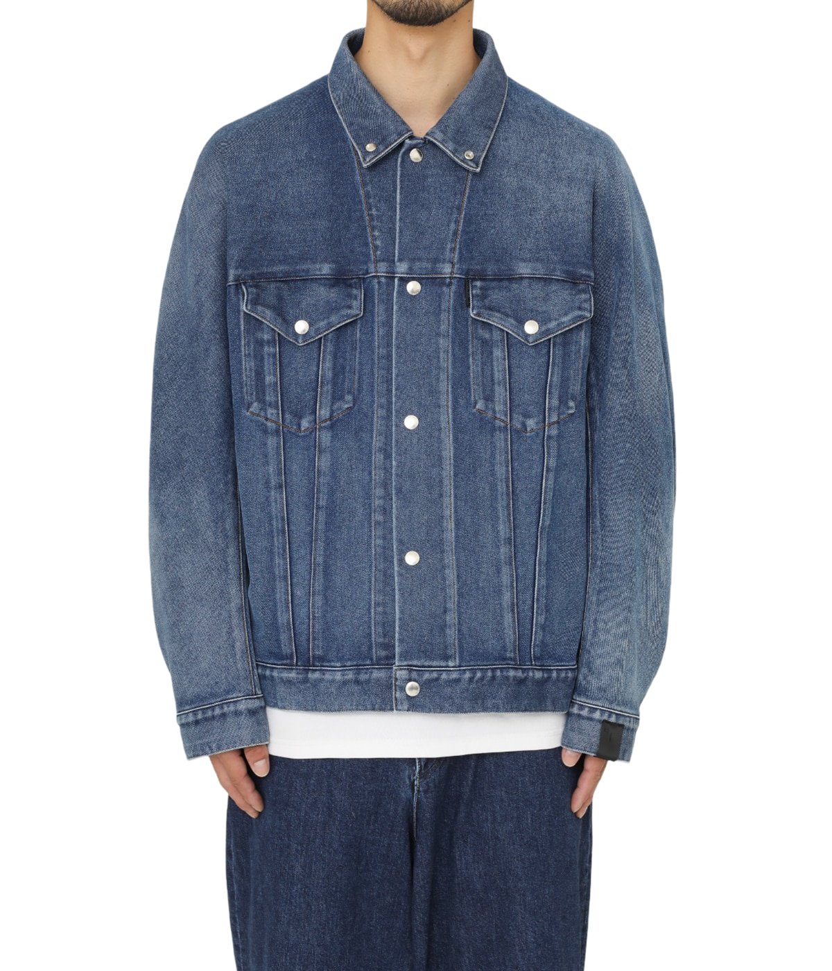 model（184cm / 63kg）B85 W80 H102 着用サイズ：38