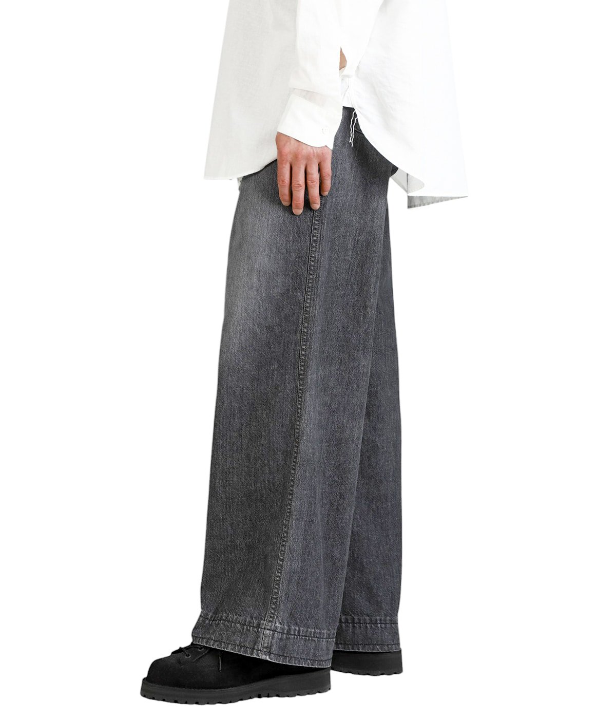 model（175cm / 60kg）B85 W75 H92 着用サイズ：38