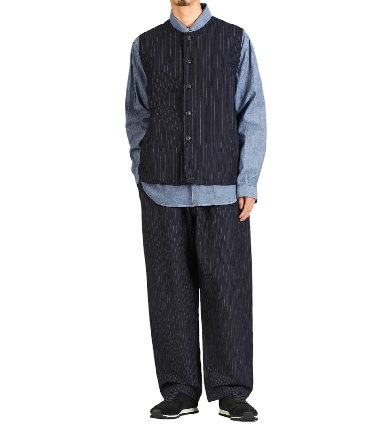 PANTS : LINEN / WOOL TROPICAL 1TUCK WIDE EASY PANTS を着用
