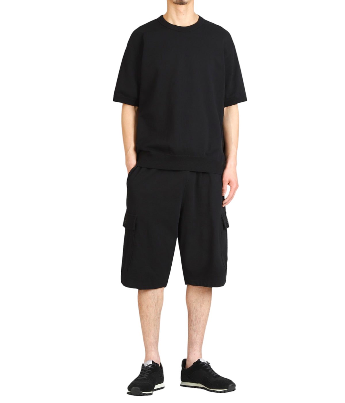 PANTS : SWEAT CARGO SHORTS を着用