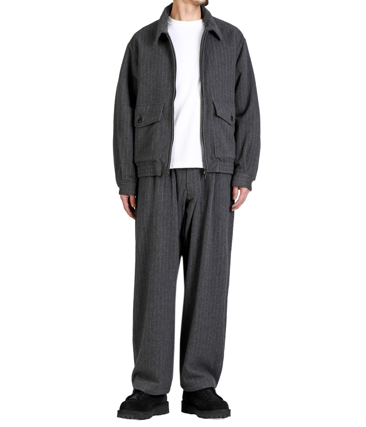 PANTS:Super 160s WOOL HERRINGBONE MOSSER 1TUCK EASY PANTSを着用