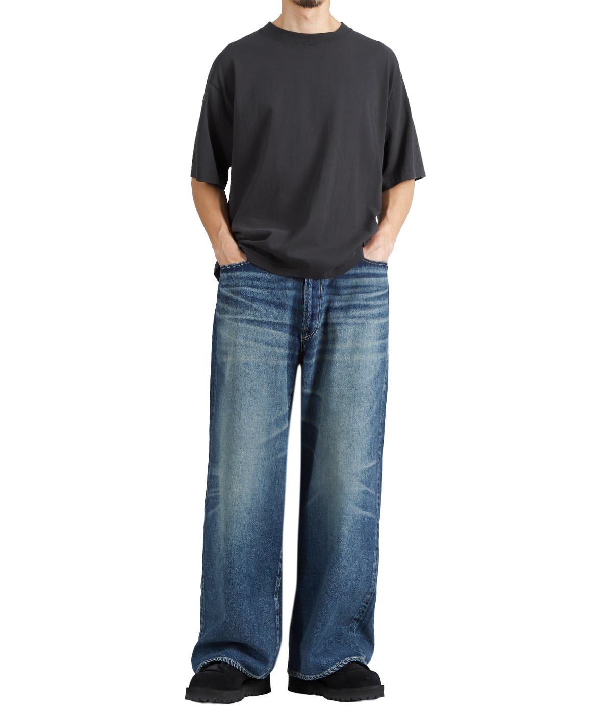 model（175cm / 60kg）B85 W75 H92 着用サイズ：M