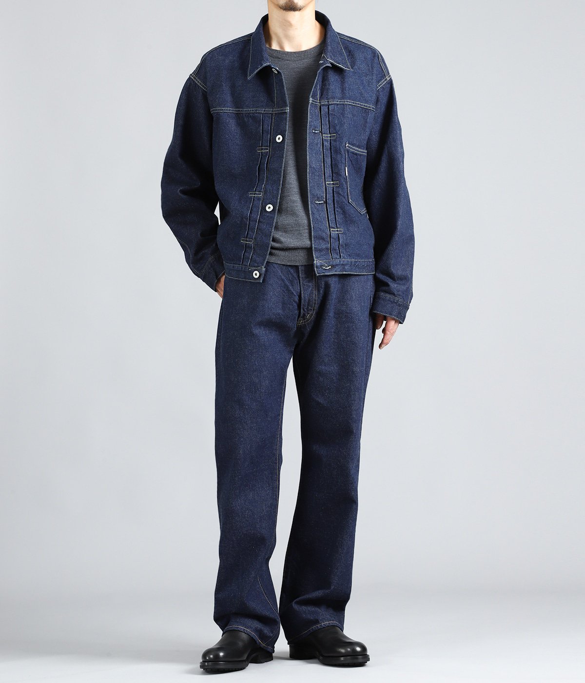 PANTS : Denim Flare Trousers （ONE WASH) を着用