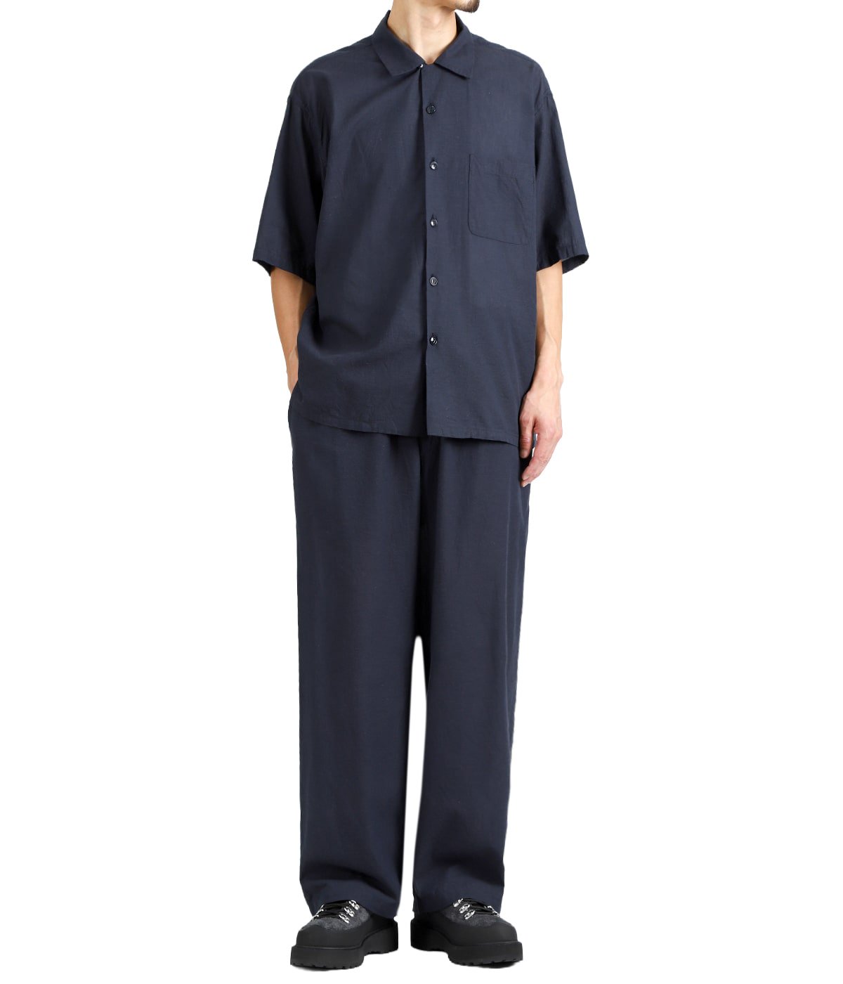 TOPS : VAT DYE CHAMBRAY OPEN SHIRT を着用
