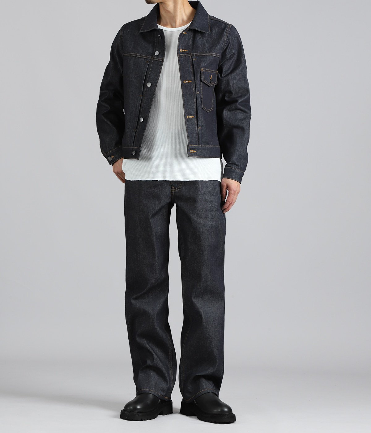 TOPS : 202XX TRUCKER JACKET を着用