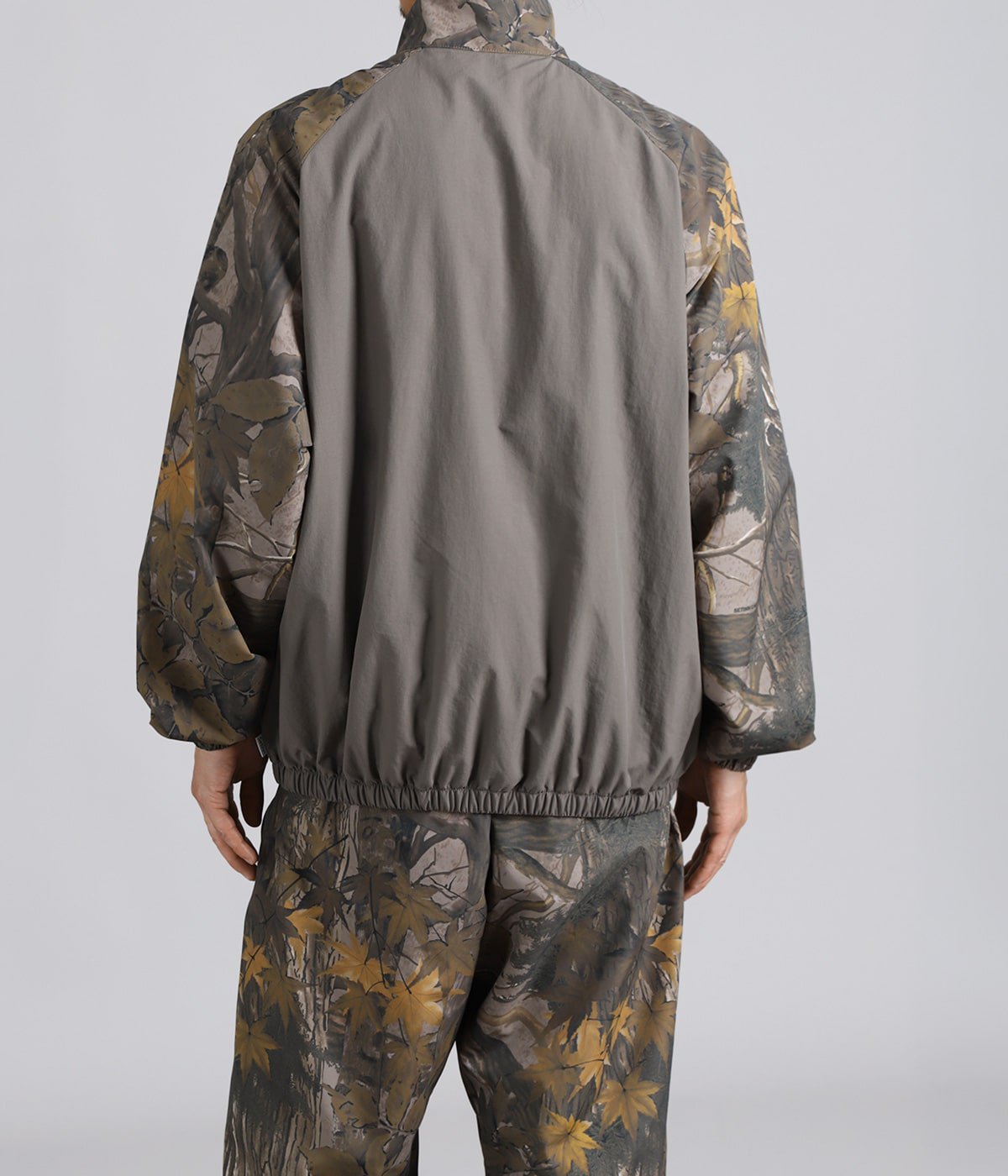 model（175cm / 60kg）B85 W75 H92 着用サイズ：M