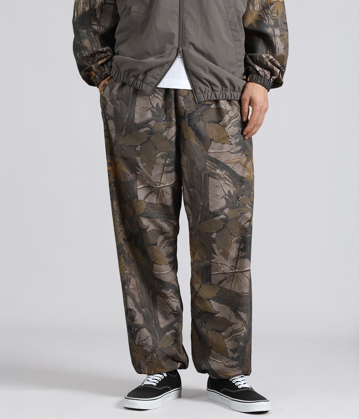 model（175cm / 60kg）B85 W75 H92 着用サイズ：M