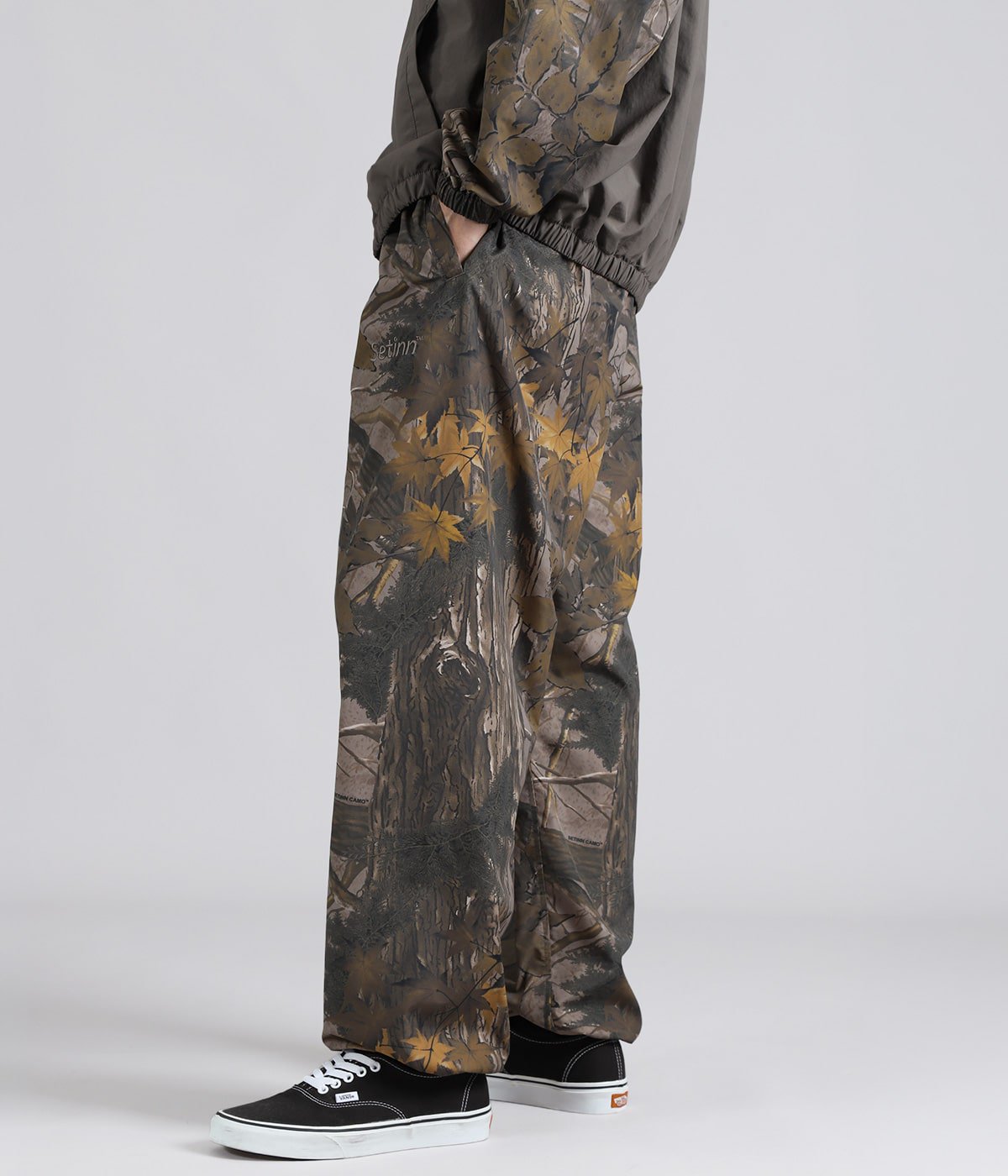 model（175cm / 60kg）B85 W75 H92 着用サイズ：M