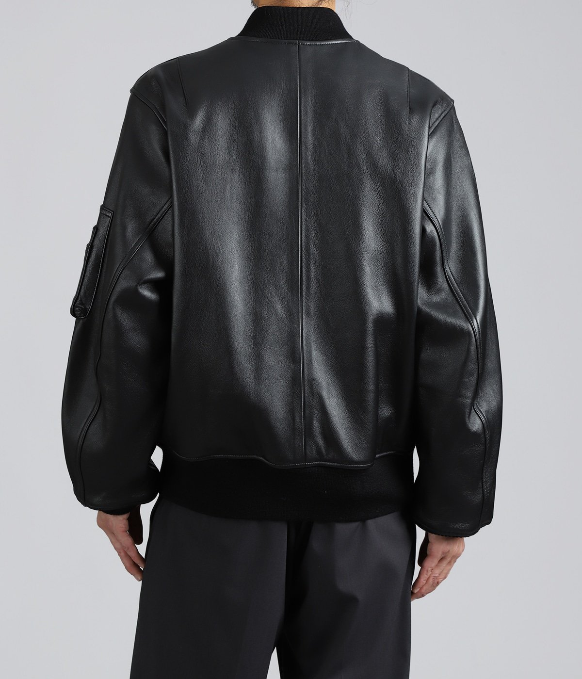 model（175cm / 60kg）B85 W75 H92 着用サイズ：L