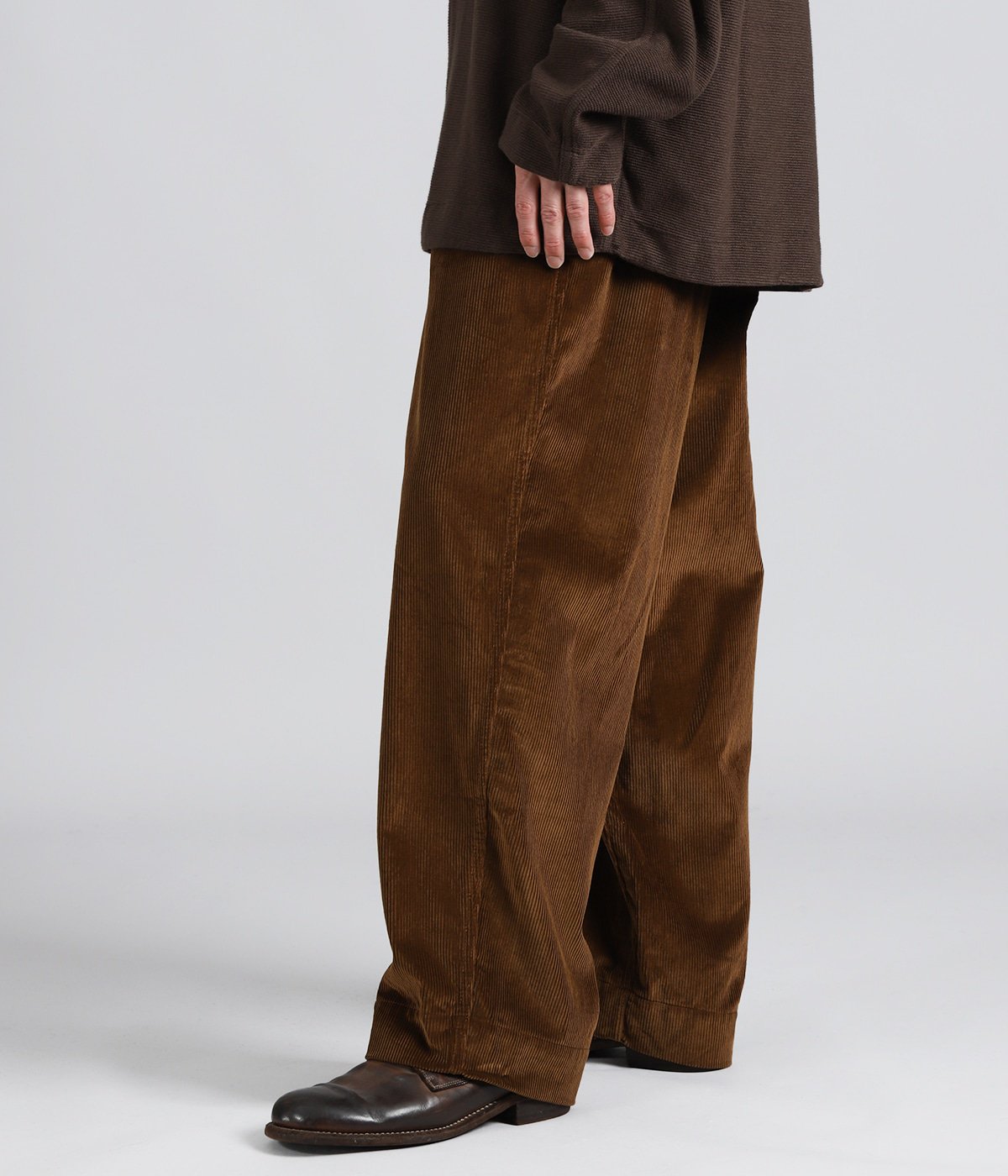 model（175cm / 60kg）B85 W75 H92 着用サイズ：XS