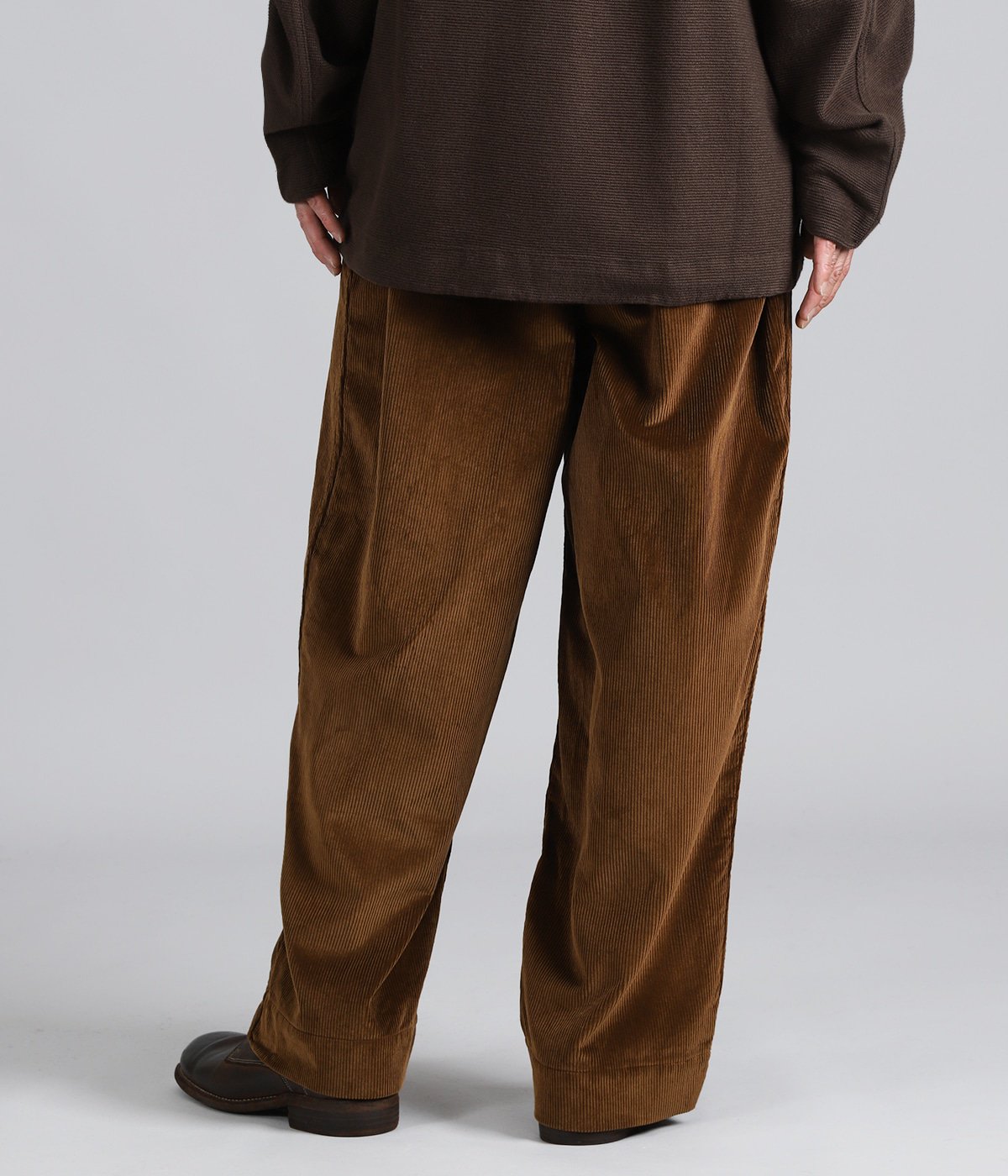 model（175cm / 60kg）B85 W75 H92 着用サイズ：XS