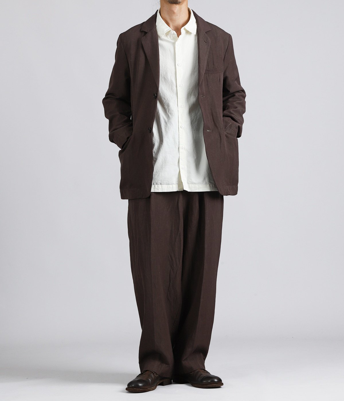 PANTS：SIERRA PANT を着用