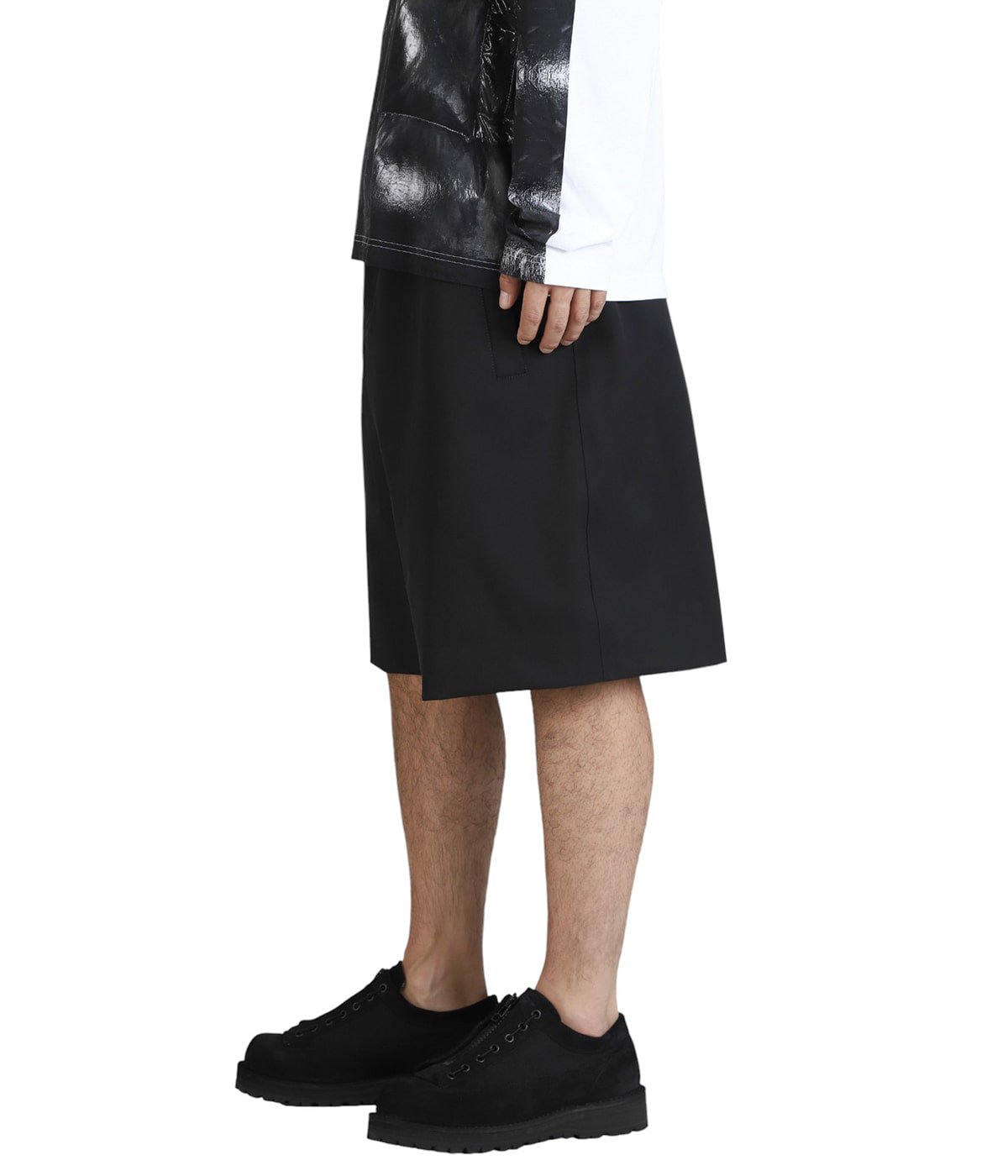 model（184cm / 63kg）B85 W80 H102 着用サイズ：46