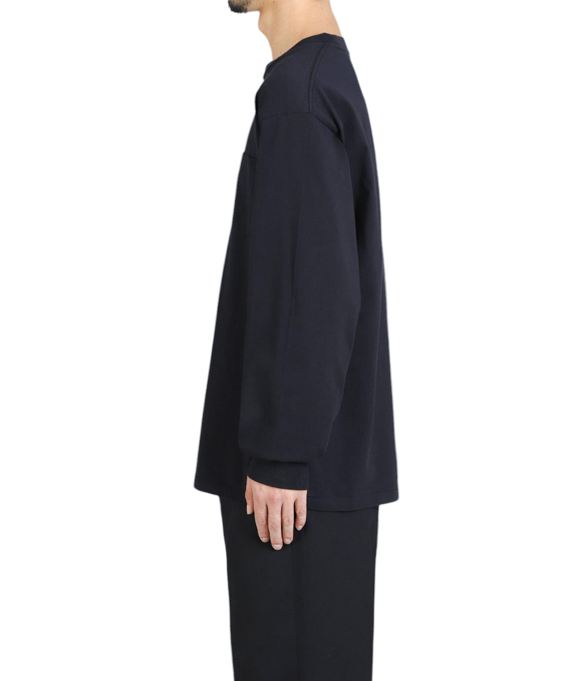 model（184cm / 63kg）B85 W80 H102 着用サイズ：XL