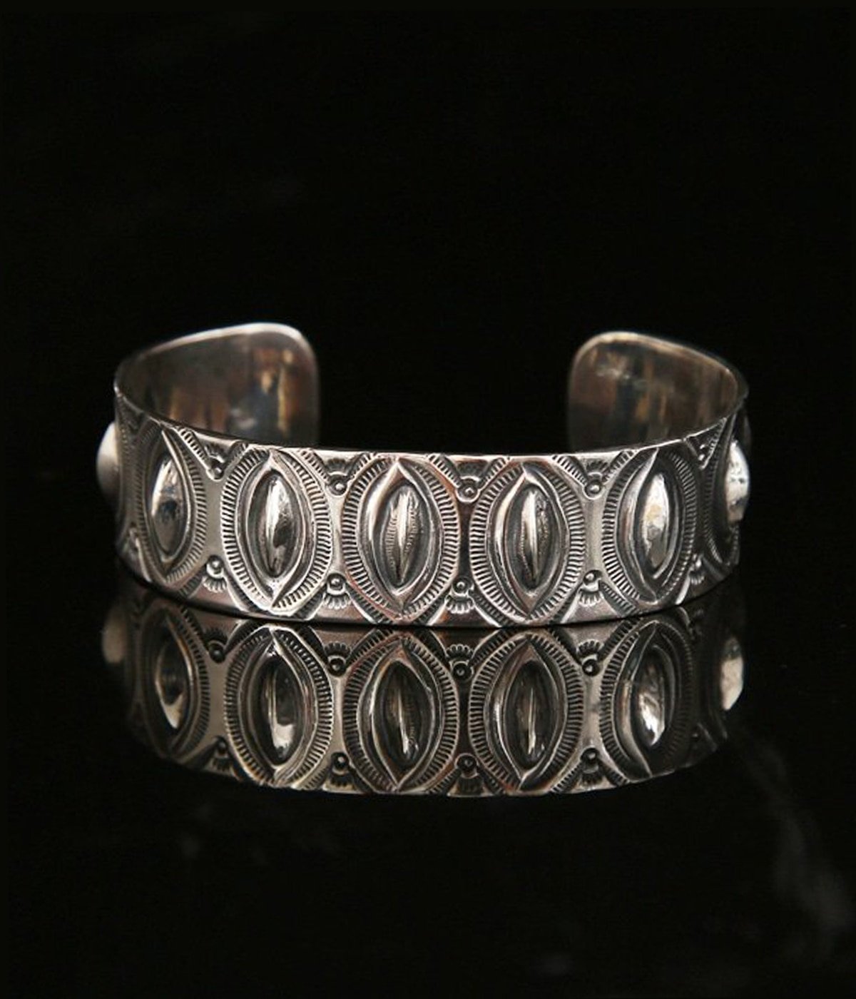 VERTICAL LEAF REPOUSSE BANGLE | LARRY SMITH(ラリースミス 