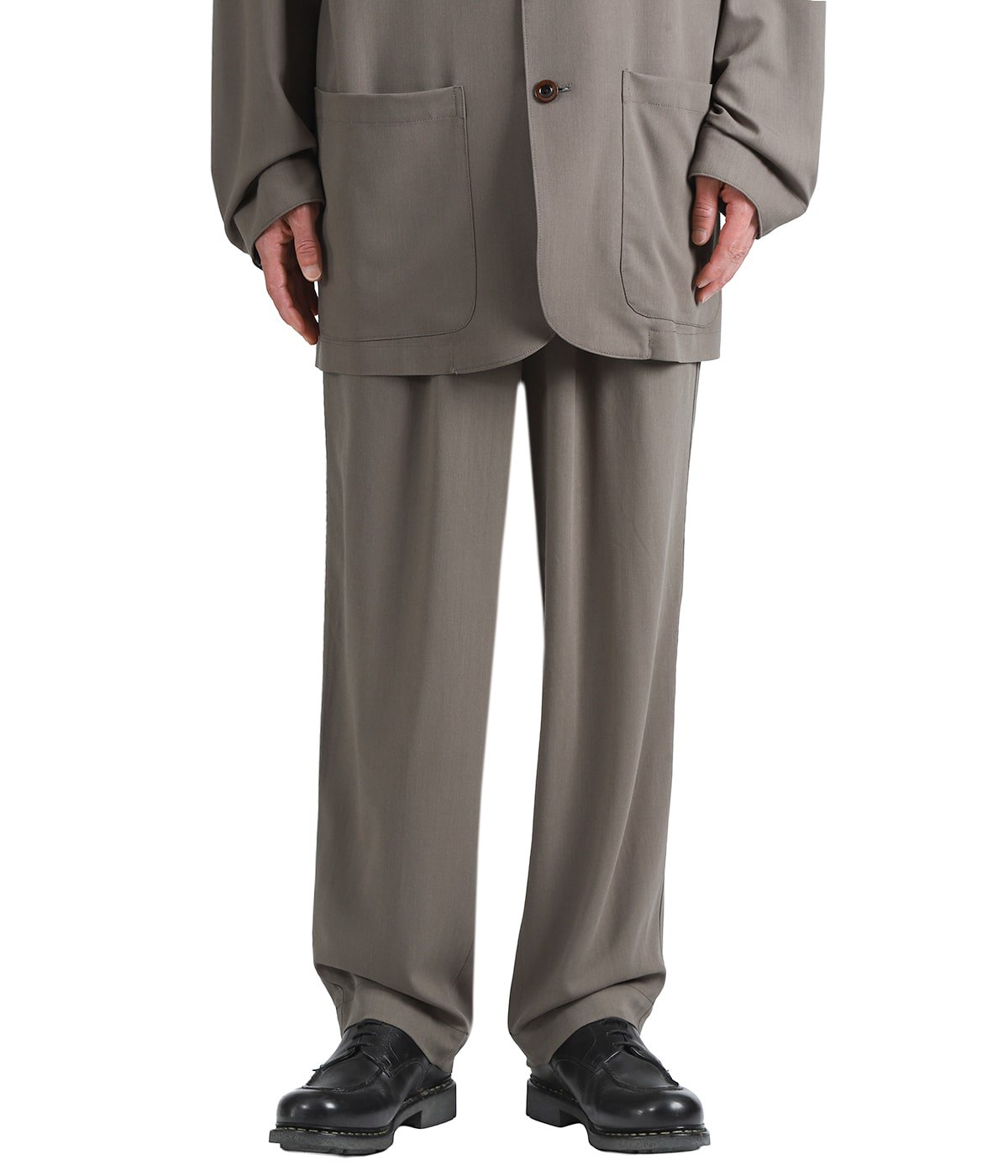 model（175cm / 60kg）B85 W75 H92 着用サイズ：40