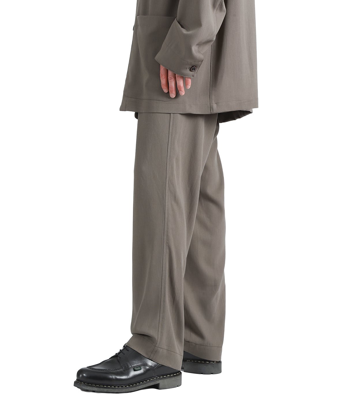 model（175cm / 60kg）B85 W75 H92 着用サイズ：40