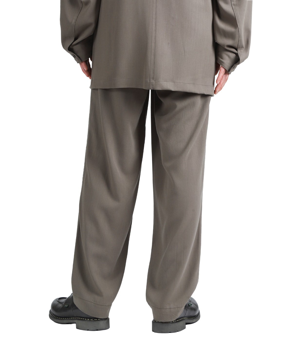 model（175cm / 60kg）B85 W75 H92 着用サイズ：40