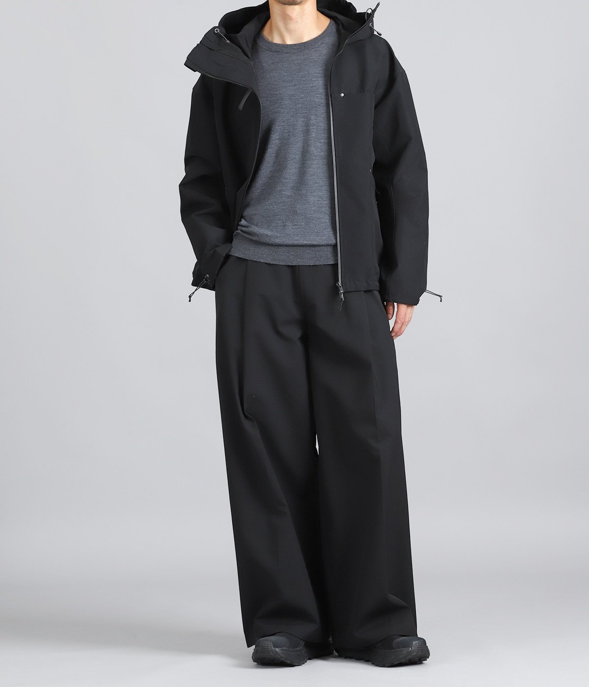 JACKET：DIAGONAL TECH HOODED JACKET を着用