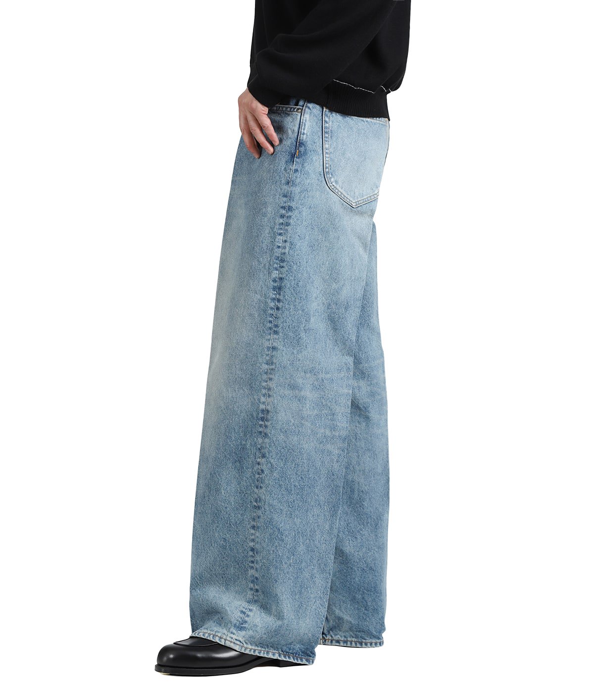 model（175cm / 60kg）B85 W75 H92 着用サイズ：46