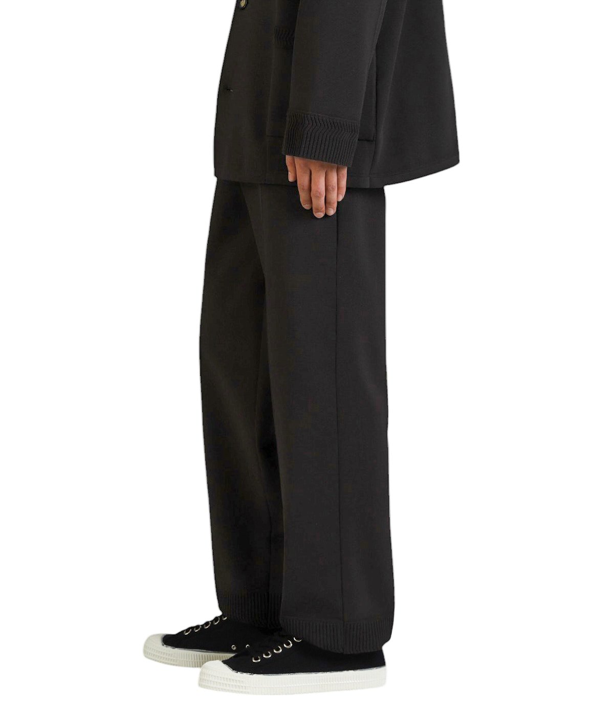 model（177cm / 62kg）B87 W73 H92 着用サイズ：L
