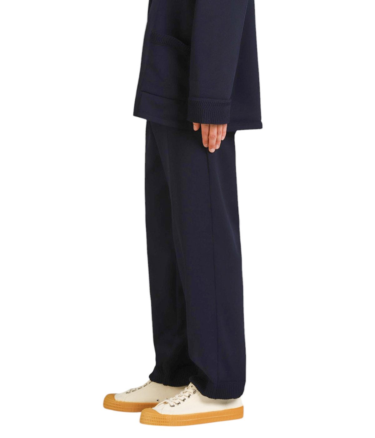 model（177cm / 62kg）B87 W73 H92 着用サイズ：L