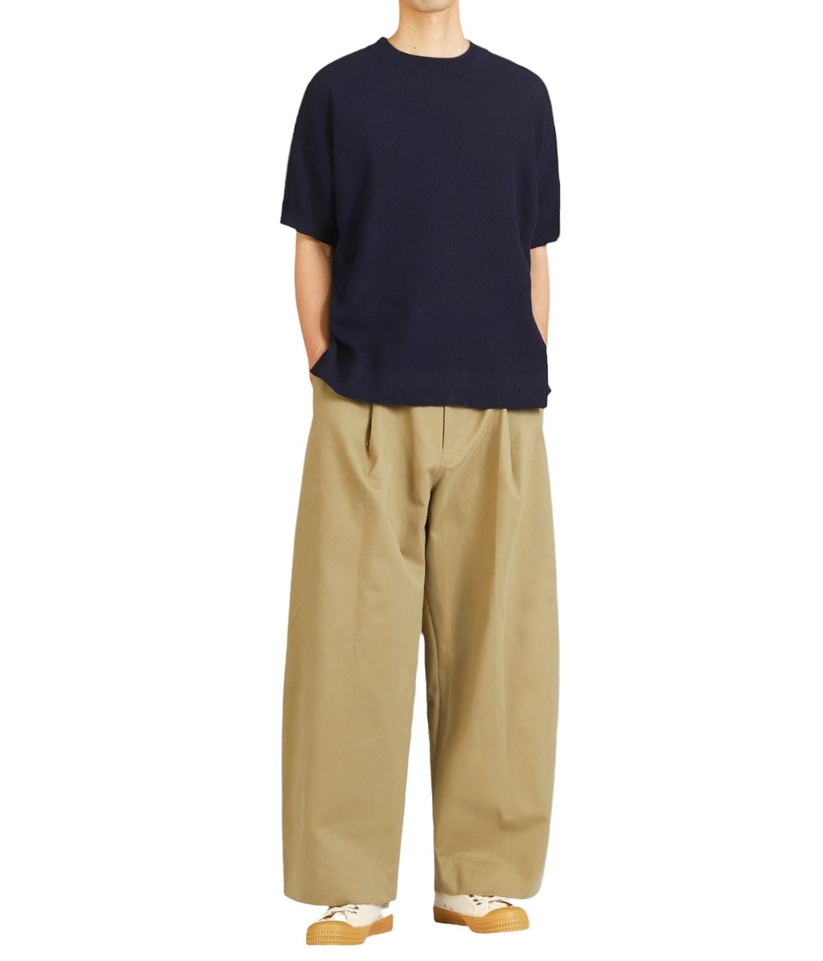 model（177cm / 62kg）B87 W73 H92 着用サイズ：L