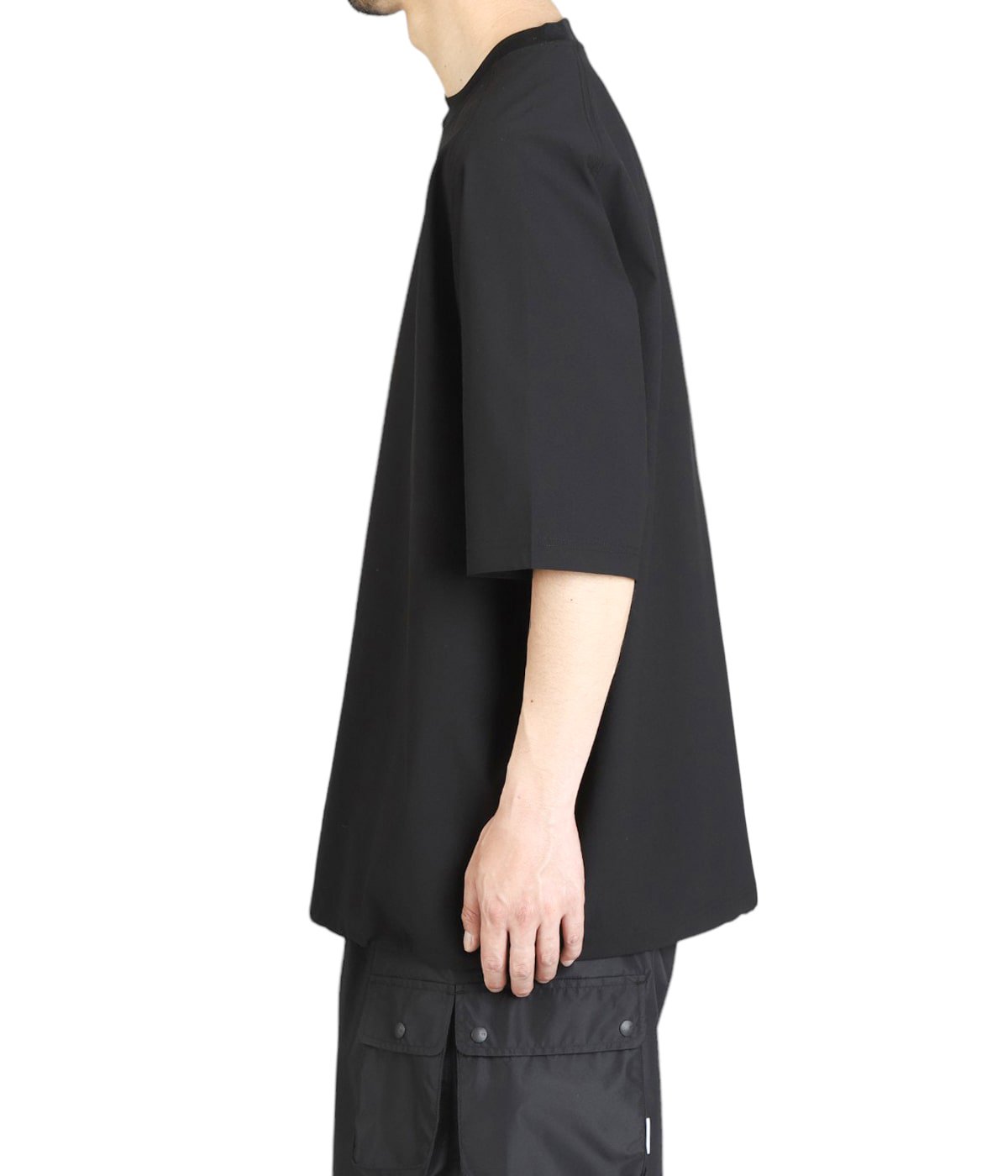 model（184cm / 63kg）B85 W80 H102 着用サイズ：XL