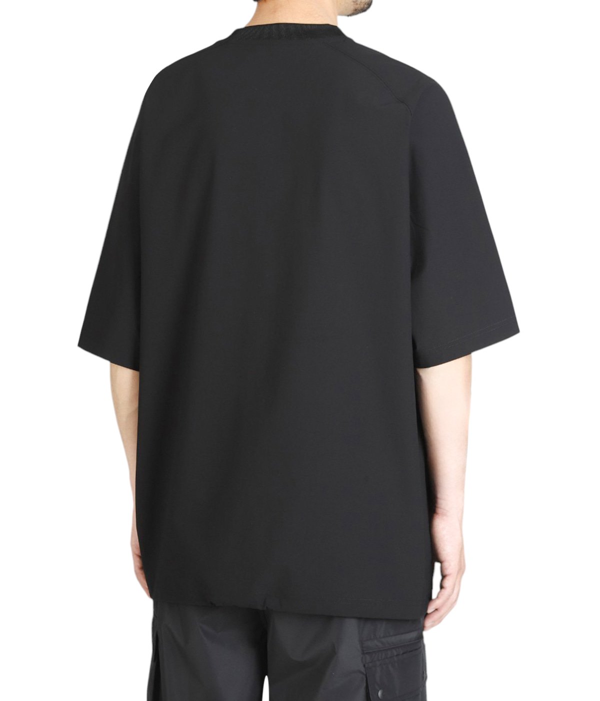 model（184cm / 63kg）B85 W80 H102 着用サイズ：XL