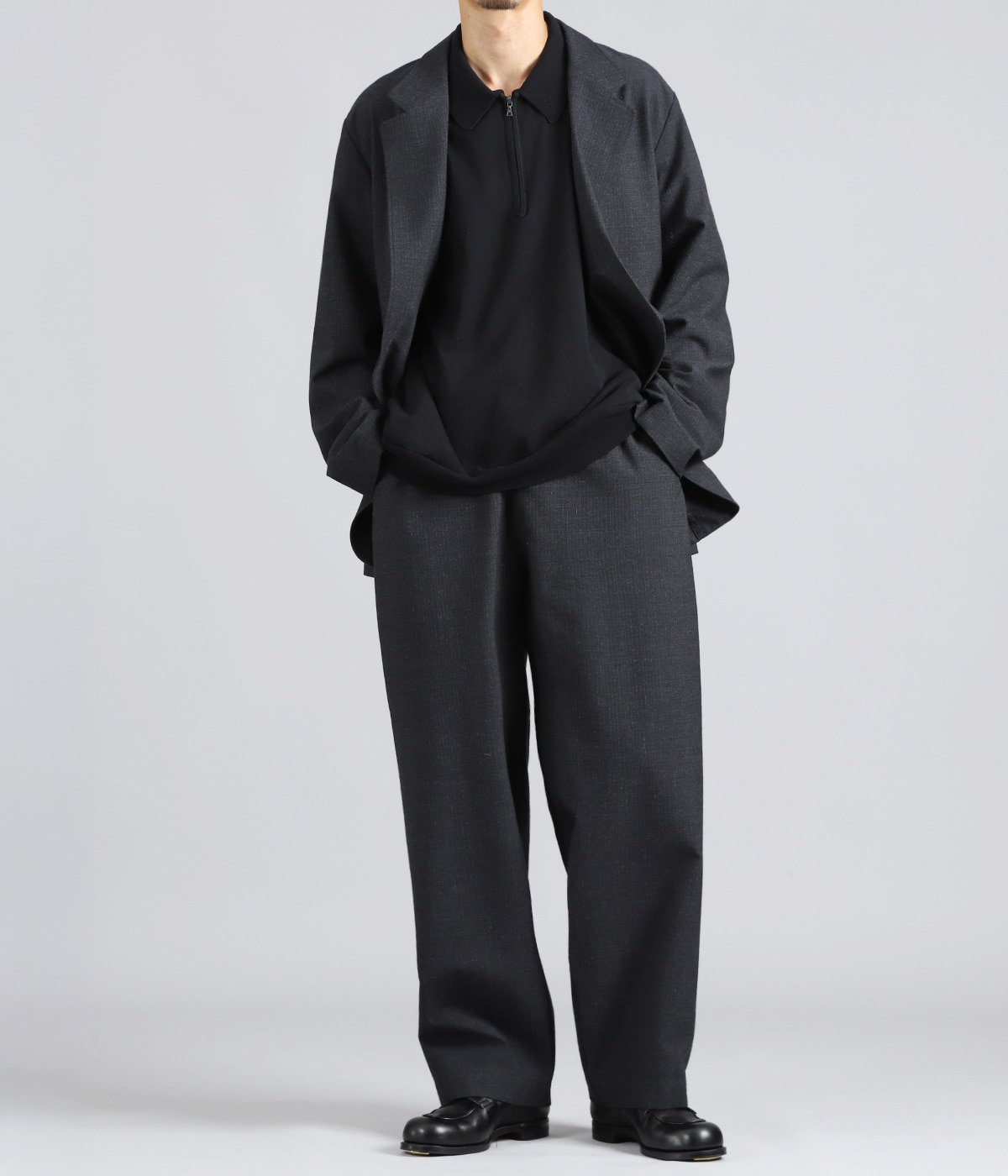 PANTS：Wool Ramie Mohair Side Seamless Pants を着用