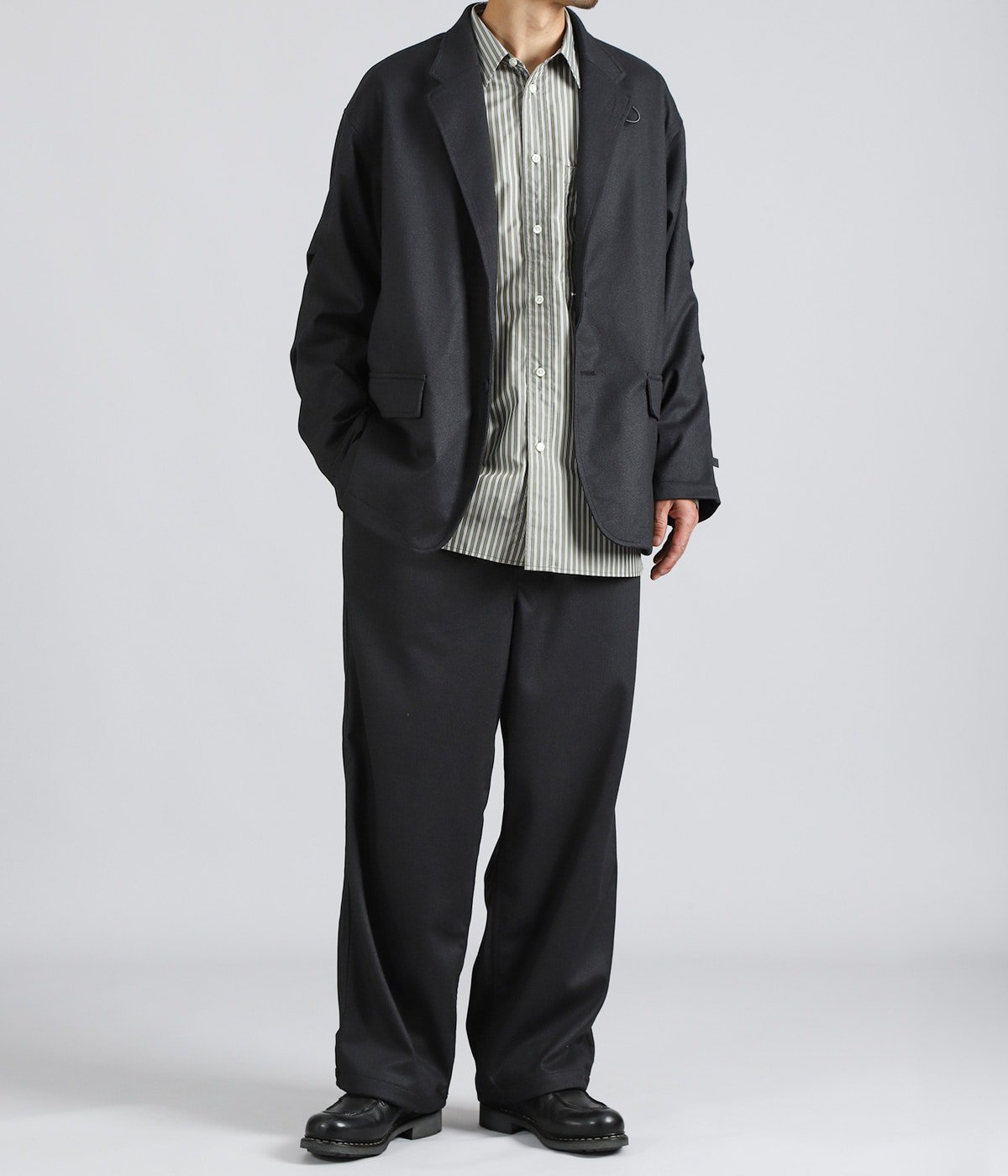 PANTS：TECH EASY TROUSERS FLANNEL を着用
