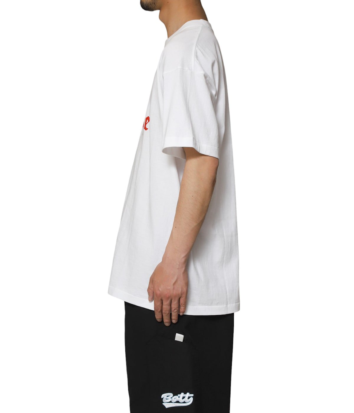 model（184cm / 63kg）B85 W80 H102 着用サイズ：XL