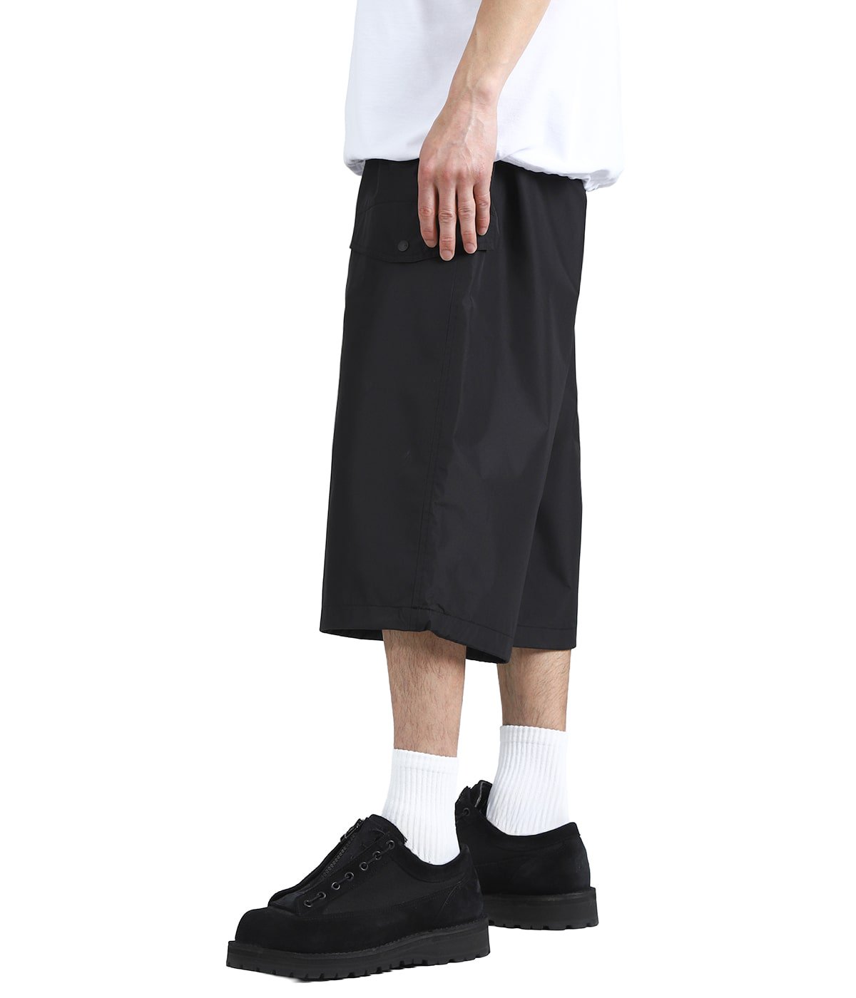 model（175cm / 60kg）B85 W75 H92 着用サイズ：M