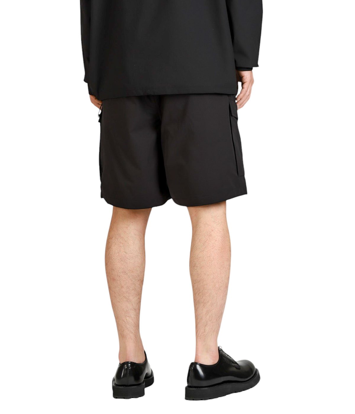 model（184cm / 63kg）B85 W80 H102 着用サイズ：XL