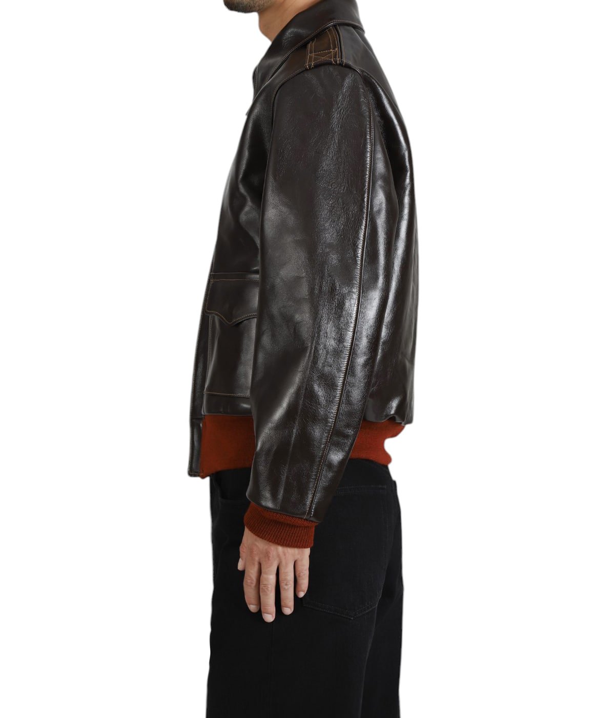 model（184cm / 63kg）B85 W80 H102 着用サイズ：42