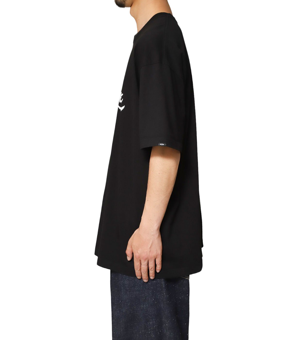 model（184cm / 63kg）B85 W80 H102 着用サイズ：XXL