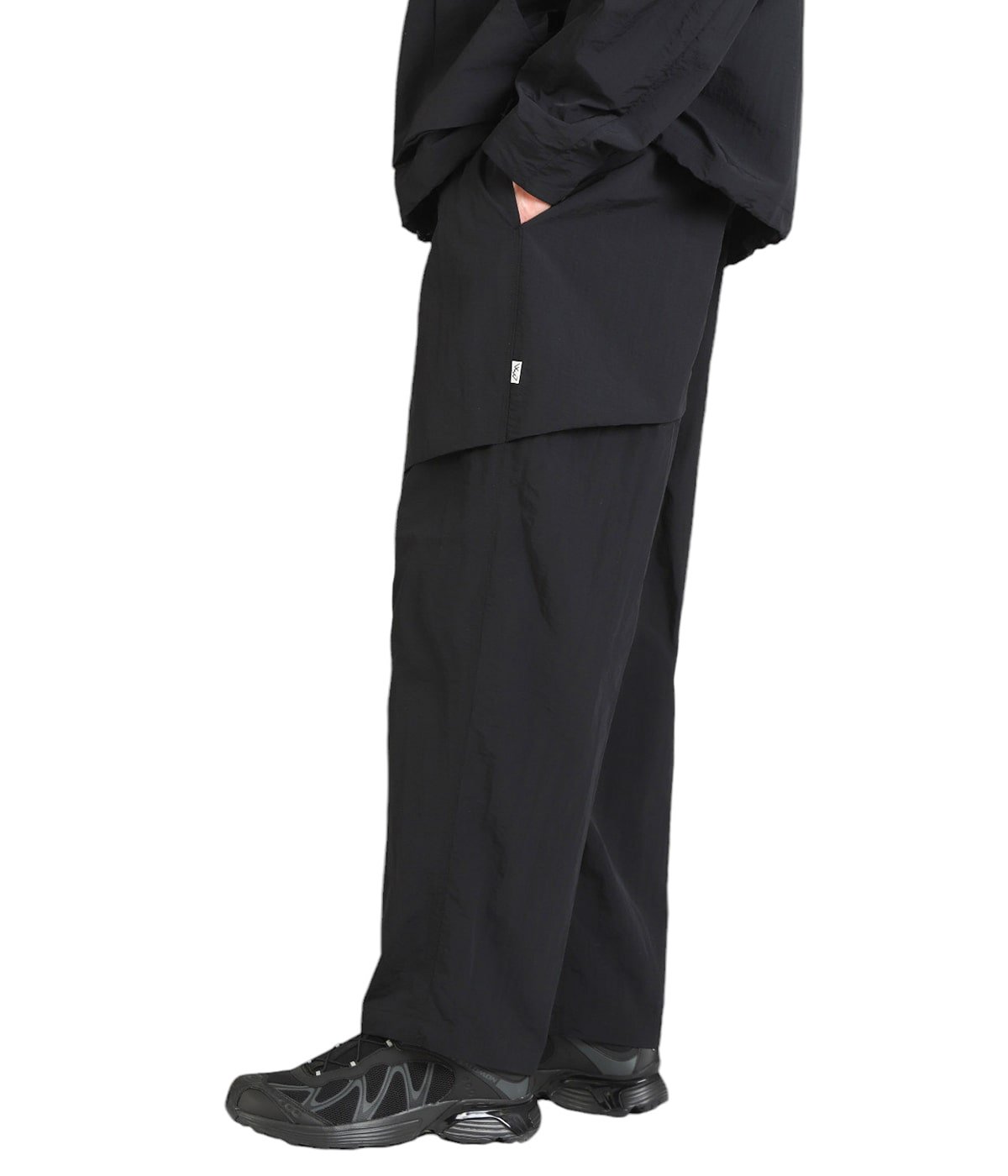model（175cm / 60kg）B85 W75 H92 着用サイズ：L