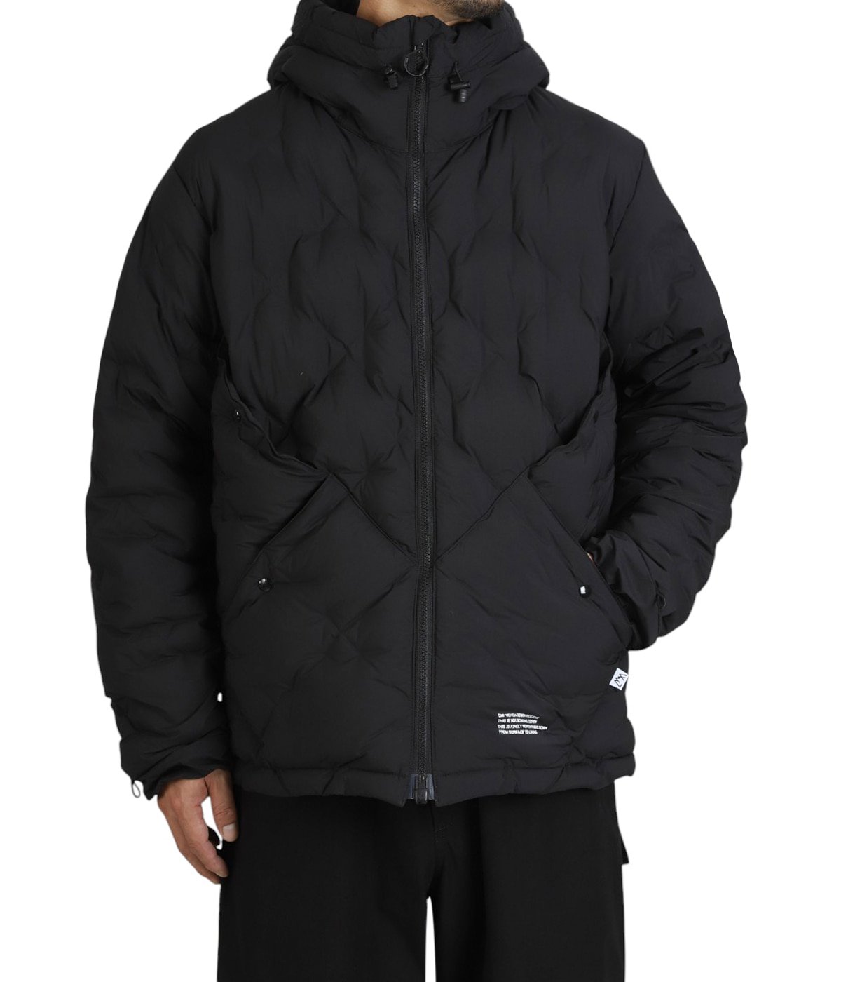 model（184cm / 63kg）B85 W80 H102 着用サイズ：XL
