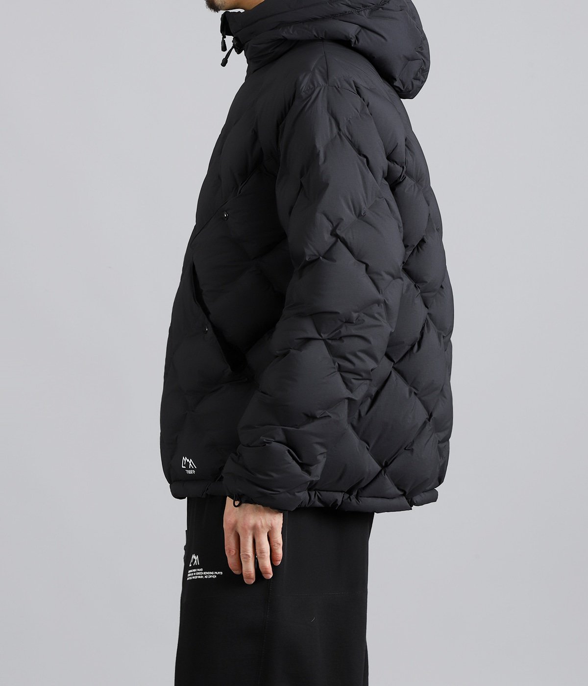 model（175cm / 60kg）B85 W75 H92 着用サイズ：L
