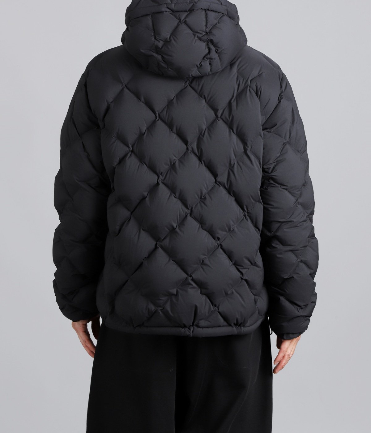 model（175cm / 60kg）B85 W75 H92 着用サイズ：L