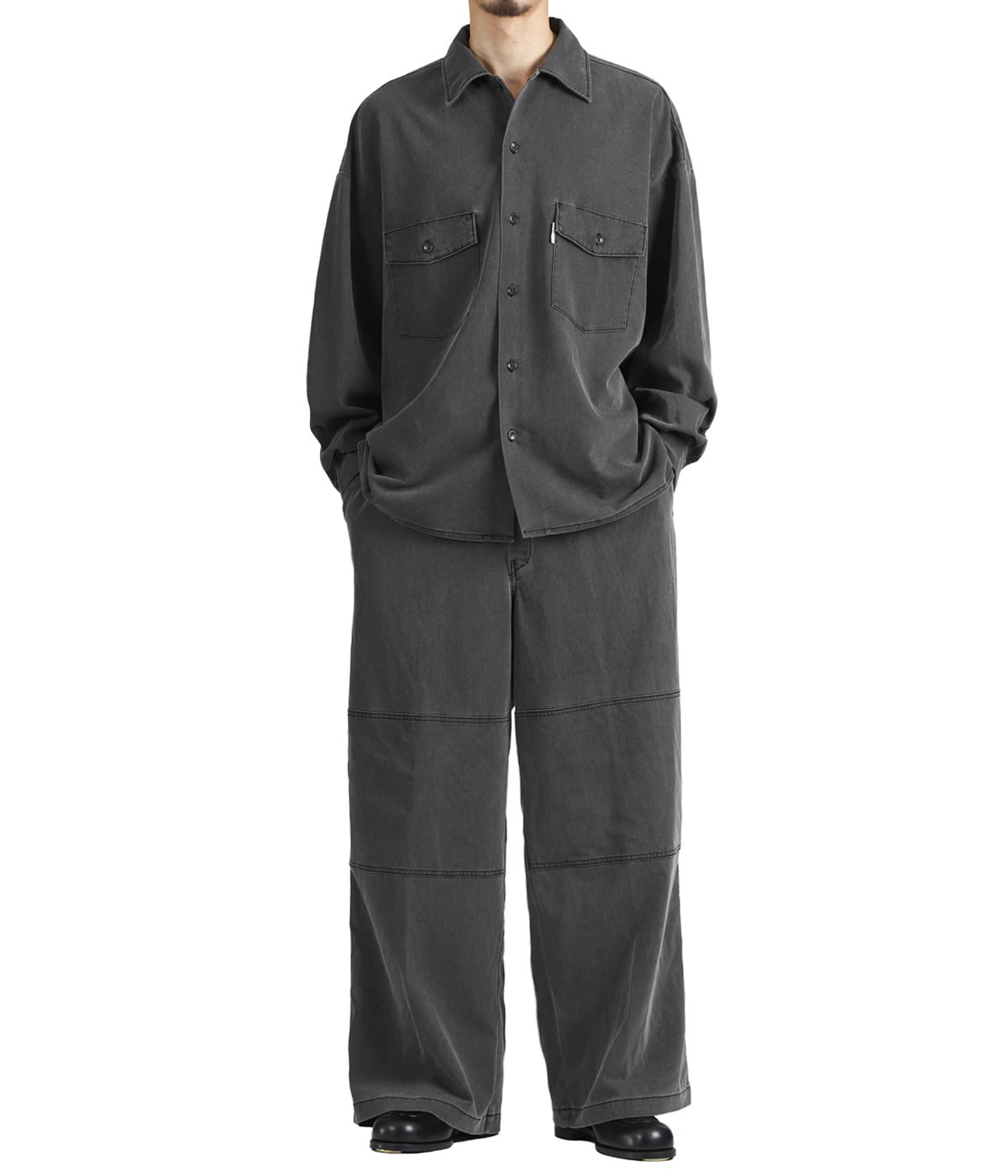 TOPS：Pigment Coating T/R Twill L/S Work Shirt を着用