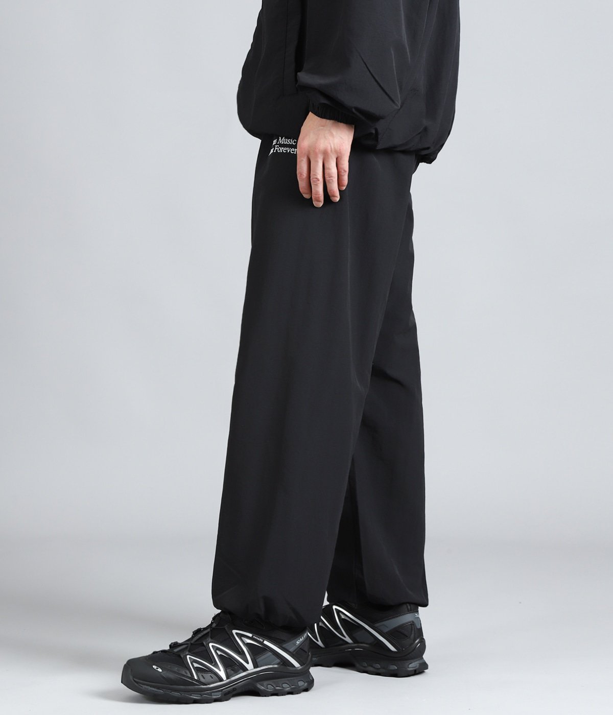 model（175cm / 60kg）B85 W75 H92 着用サイズ：M(46)