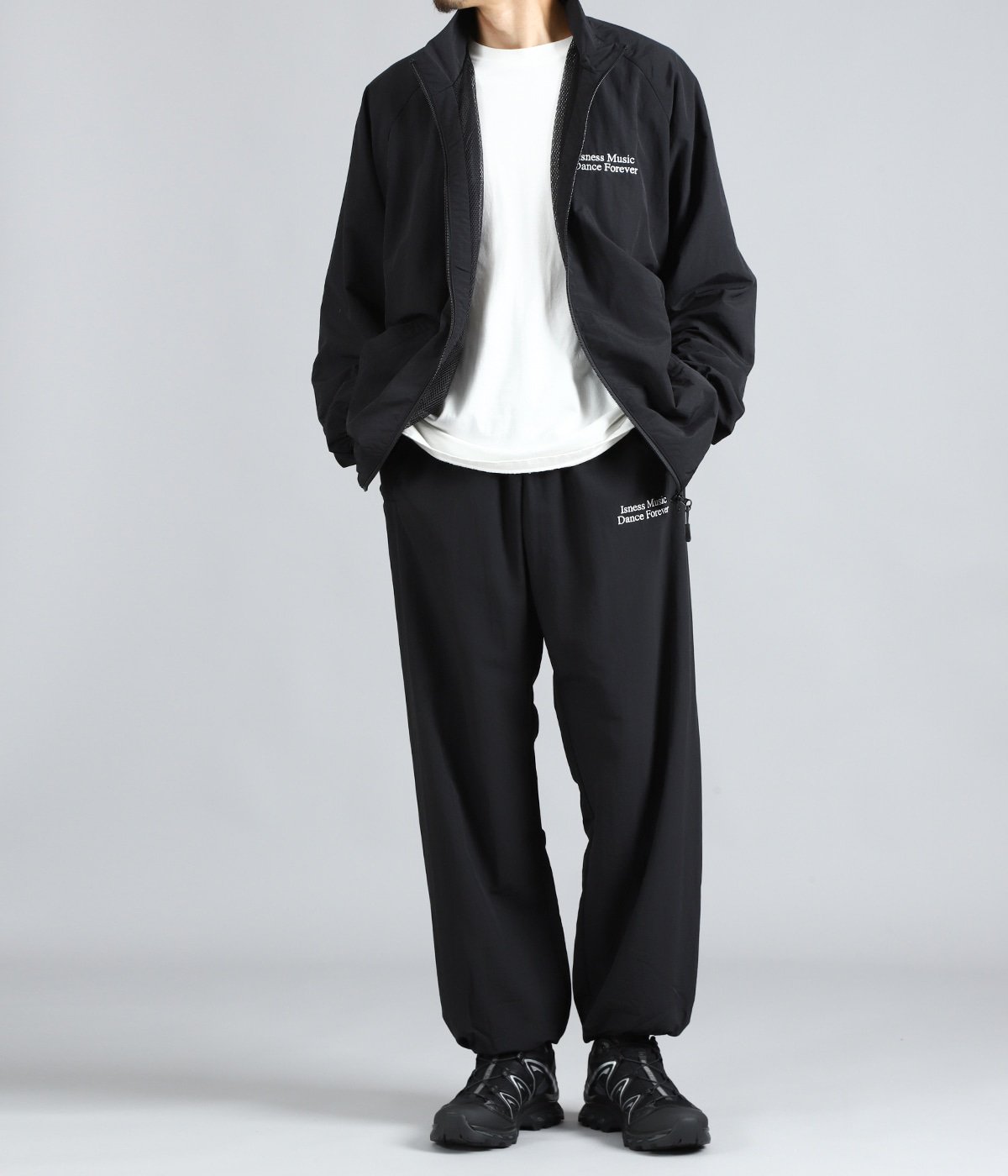 JACKET：DF EMBROIDERY TRACK JACKET を着用