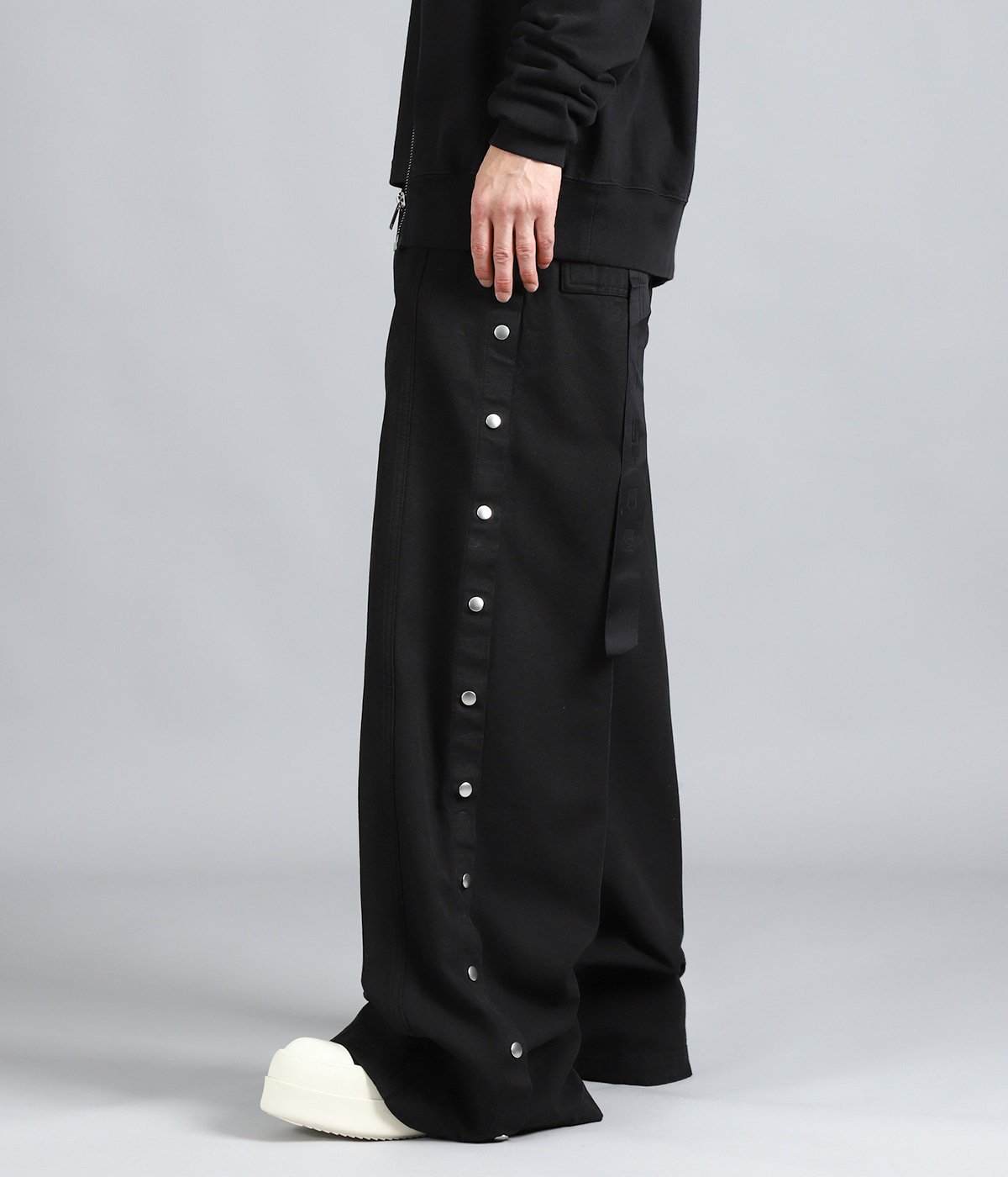 model（175cm / 60kg）B85 W75 H92 着用サイズ：XS